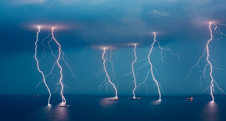 Ученые объяснили, почему молнии редко возникают во время морских бурь