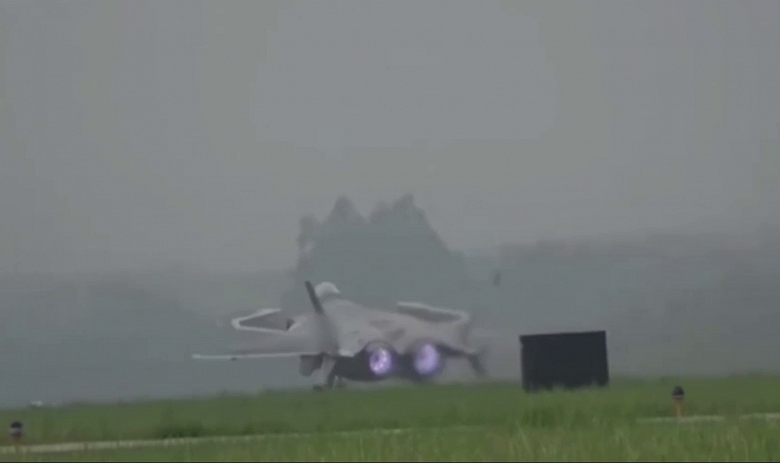 Китай на учениях в районе Тайваня поднял в воздух новейшие истребители пятого поколения J-20